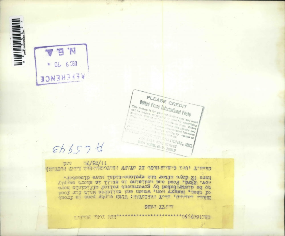 1970 Press Photo East Pakistan People Wait For Food From Government Relief