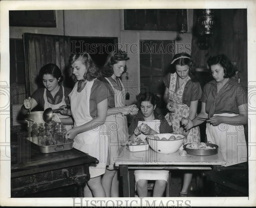 1941 Press Photo Edith Simon of of Forest Hills, NY., Dorothy Willenbucher