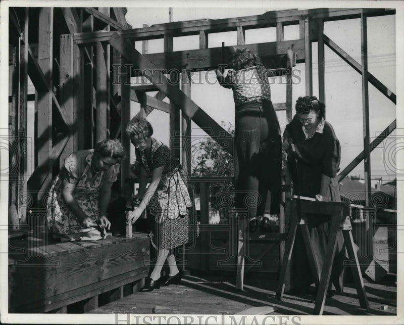 Load image into Gallery viewer, 1941 Press Photo San Bruno's Methodist Church being built by four members
