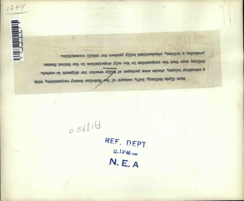 1946 Press Photo C. McClung & schoolboy helper stack packages of holly wreaths