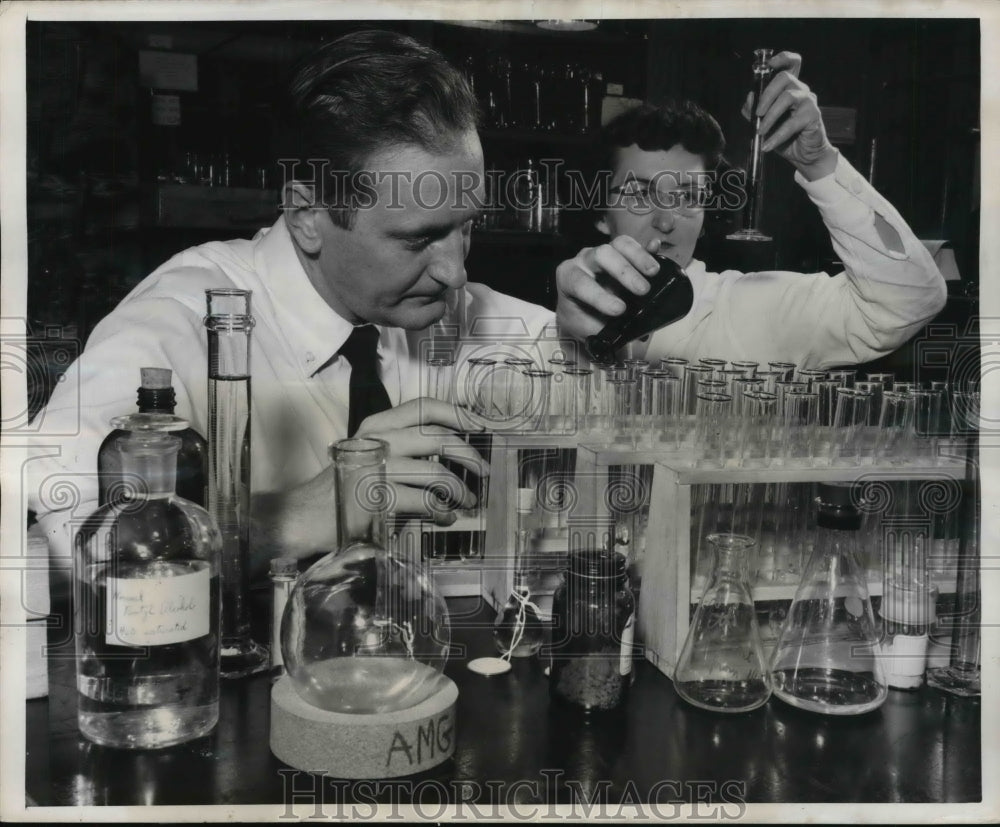 1949 Press Photo Chemists making biological tests to determine purity & potency