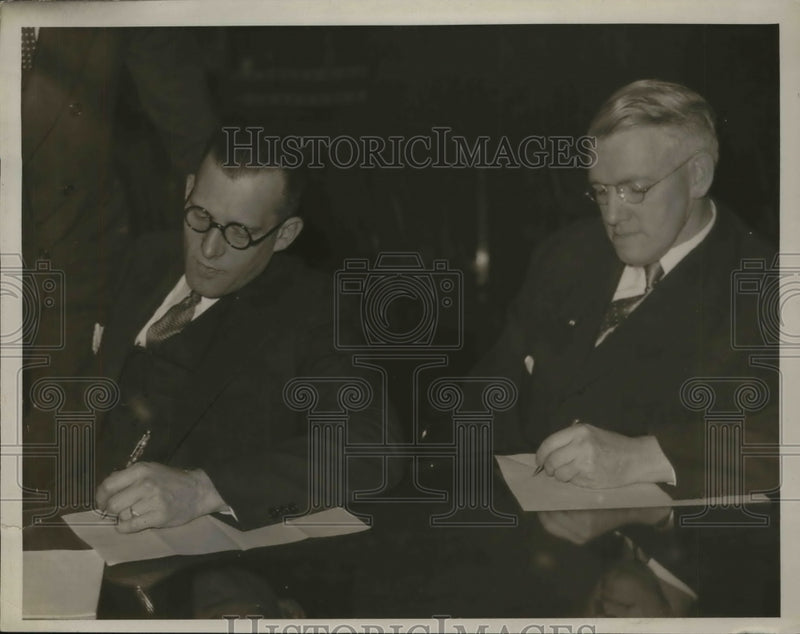 Load image into Gallery viewer, 1933 Press Photo Dale Winslow and C Sterling Smith
