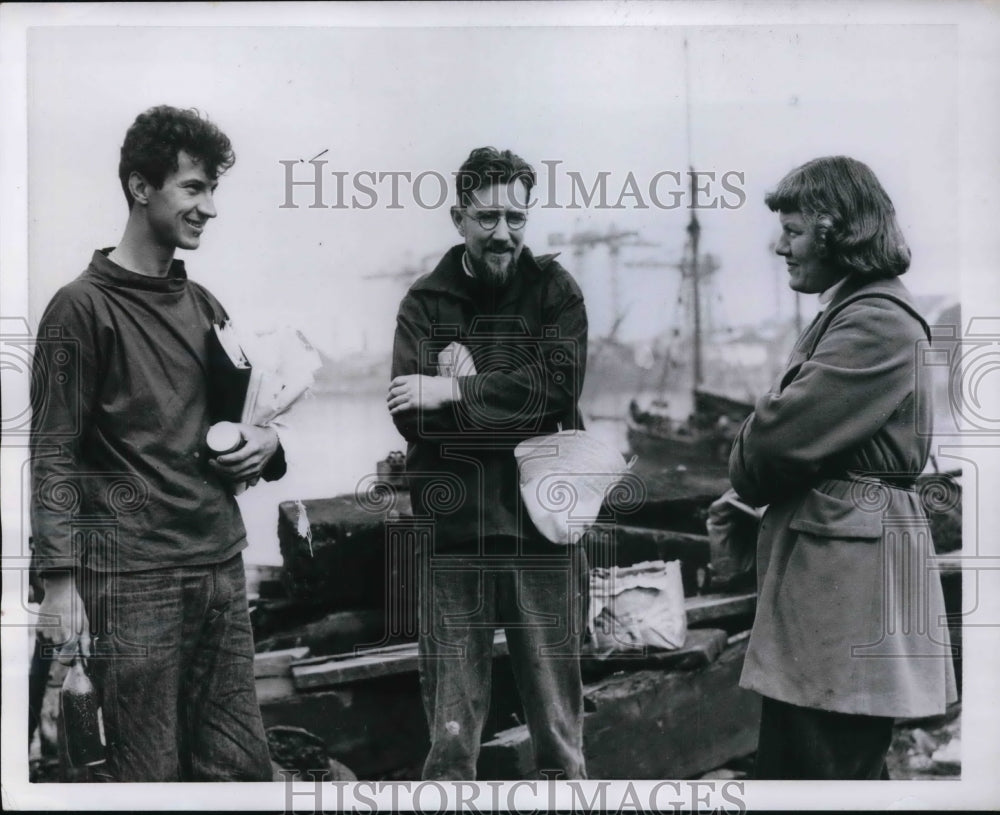 1952 Press Photo Norman Fowler &amp; Edward Allcard bid farewell to Ann Davison- Historic Images