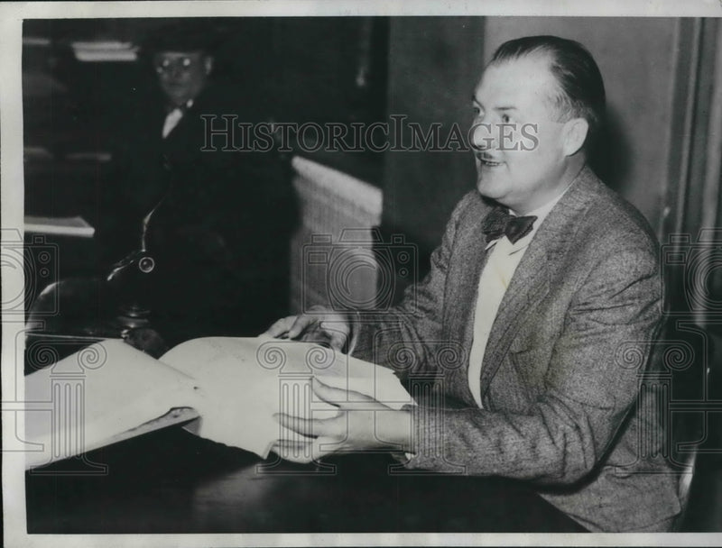 Load image into Gallery viewer, 1938 Press Photo Fred Armbrust, Deputy County Treasurer, sitting in his office
