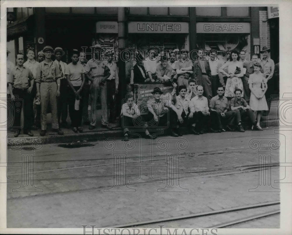 1944 Press Photo St. Louis residents in streets during public service strike