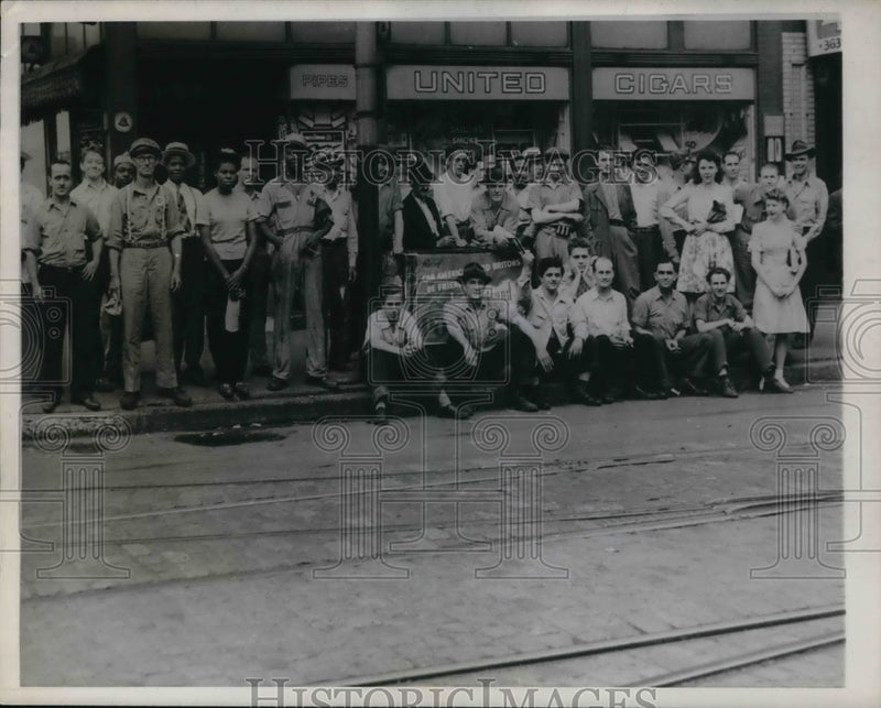 Load image into Gallery viewer, 1944 Press Photo St. Louis residents in streets during public service strike
