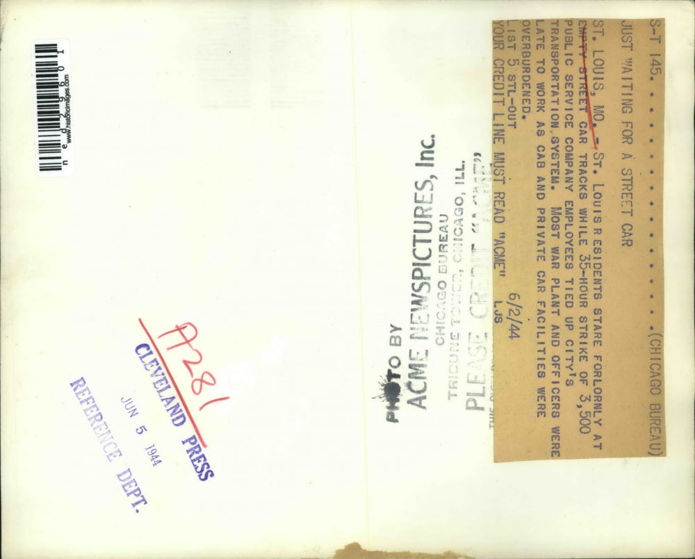 1944 Press Photo St. Louis residents in streets during public service strike