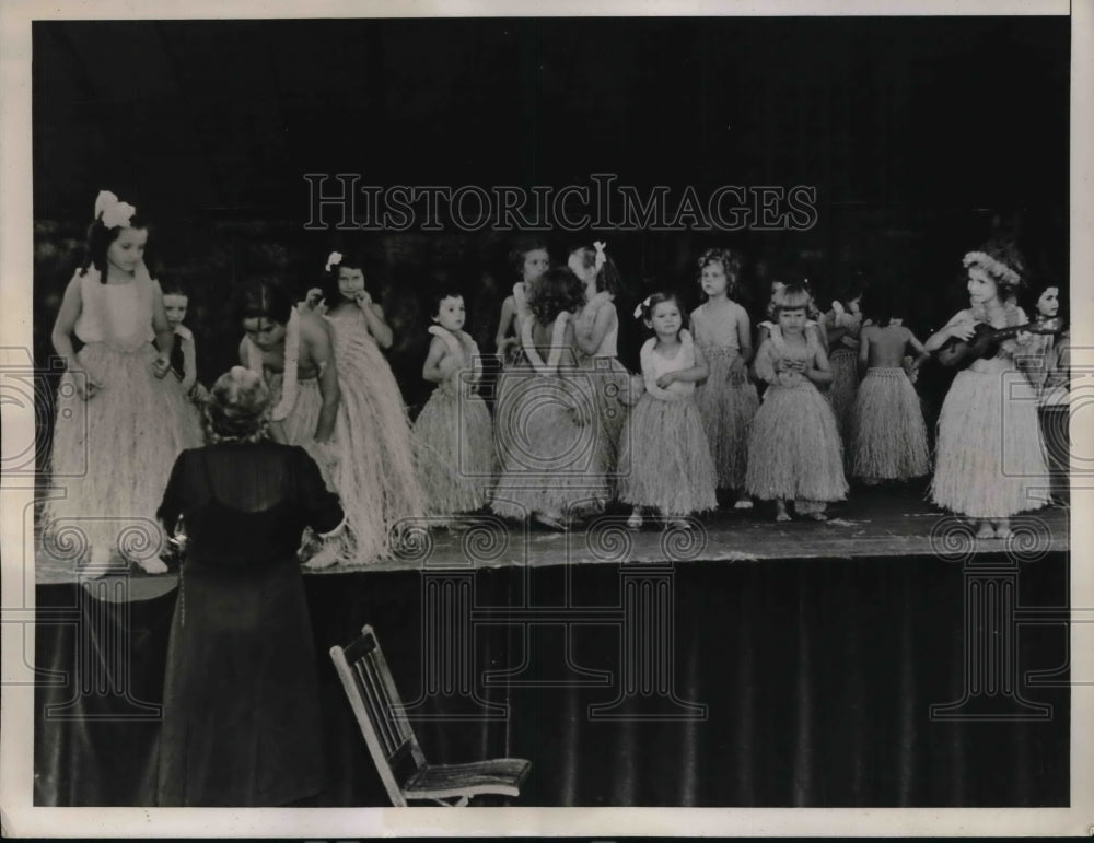 1938 Press Photo I.C. Oberdorf, President of National Talent Pictures, with kids