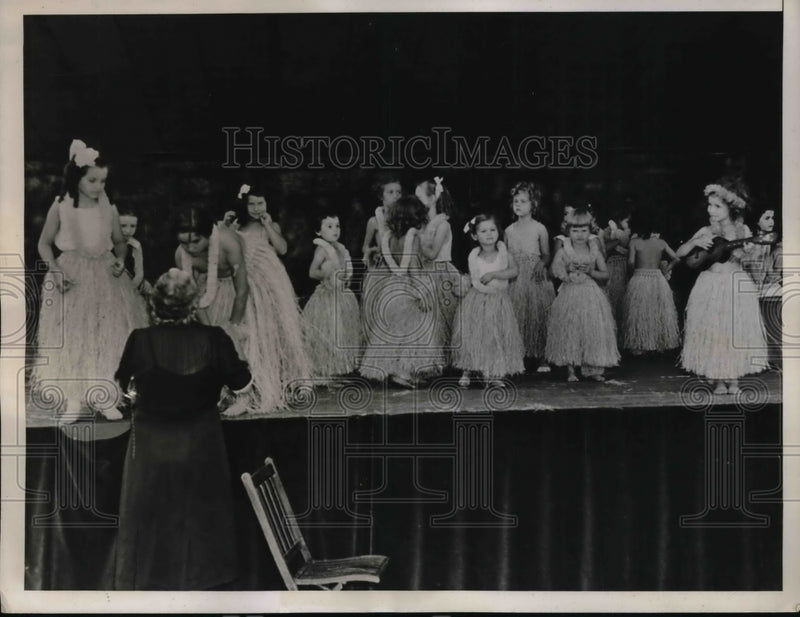Load image into Gallery viewer, 1938 Press Photo I.C. Oberdorf, President of National Talent Pictures, with kids
