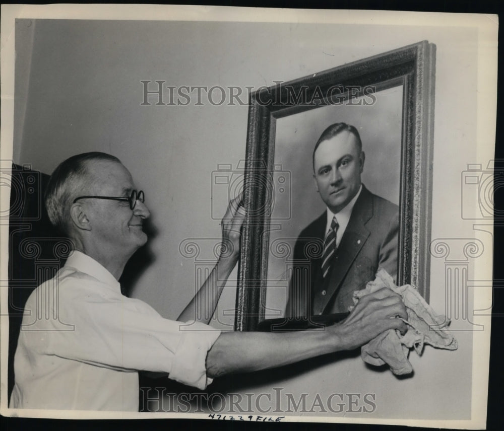 1938 Press Photo O'Daniel's picture on wall gets polished by Roscoe Ady