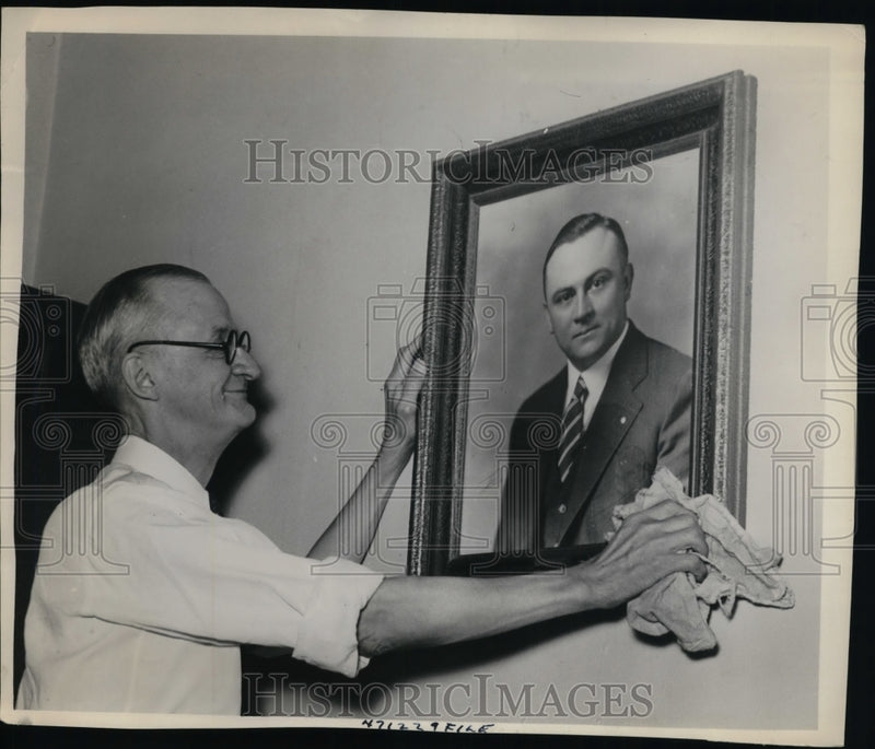 Load image into Gallery viewer, 1938 Press Photo O'Daniel's picture on wall gets polished by Roscoe Ady
