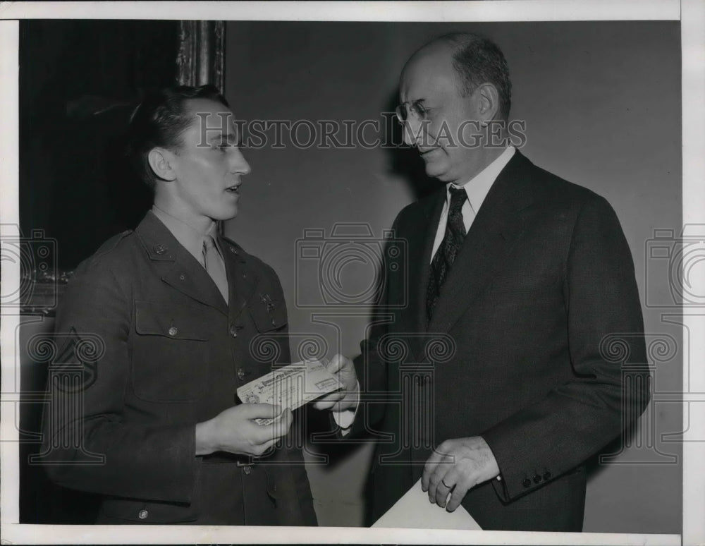 1944 Press Photo Washington DC Secretary Morgenthau presented an Air Foce Sgt