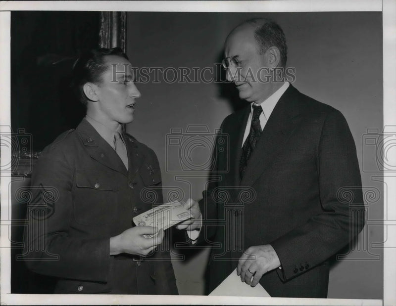 Load image into Gallery viewer, 1944 Press Photo Washington DC Secretary Morgenthau presented an Air Foce Sgt
