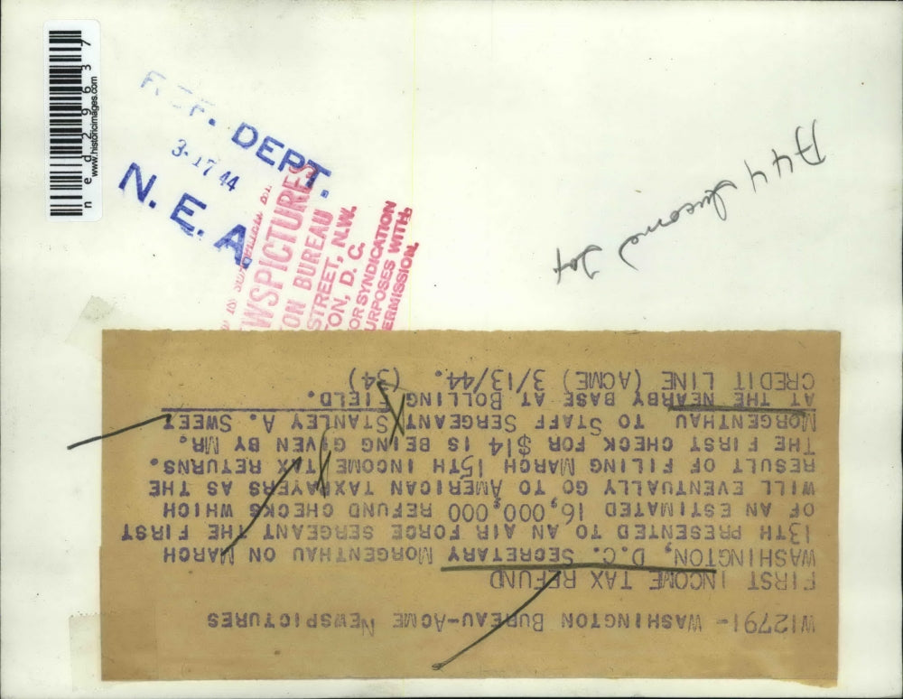 1944 Press Photo Washington DC Secretary Morgenthau presented an Air Foce Sgt