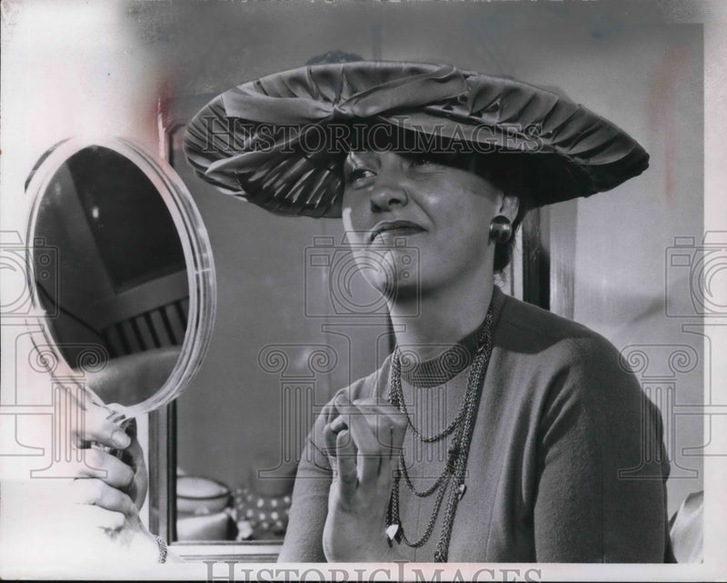 Load image into Gallery viewer, 1958 Press Photo Miss Bettearine Darling looking in magnifying mirror
