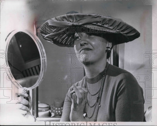 1958 Press Photo Miss Bettearine Darling looking in magnifying mirror