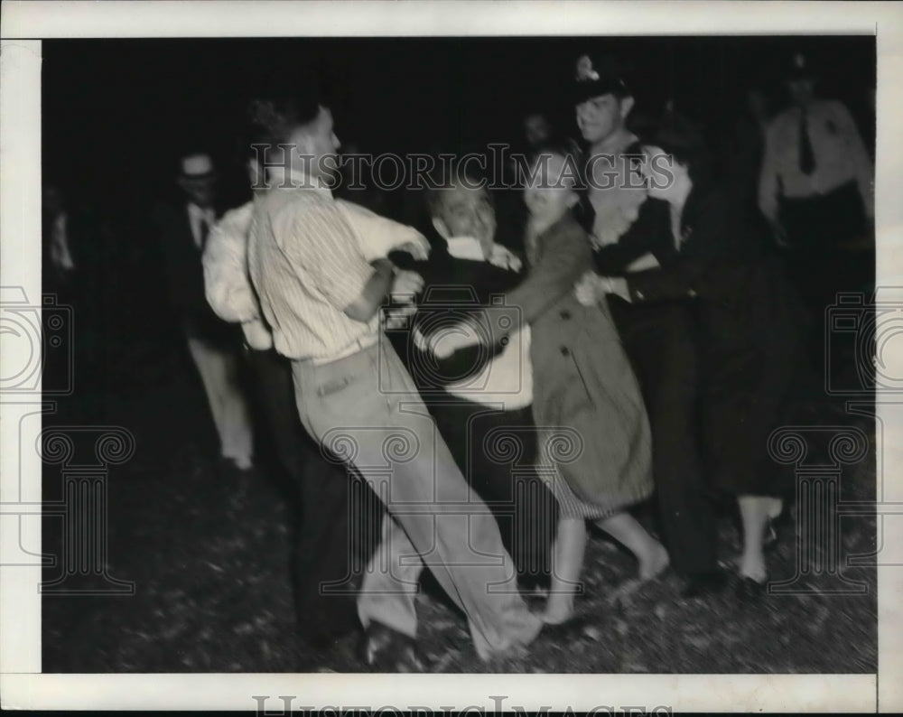1940 Press Photo Police disperse anti-conscription demonstrations