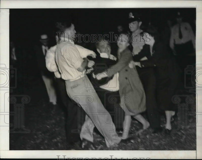 Load image into Gallery viewer, 1940 Press Photo Police disperse anti-conscription demonstrations
