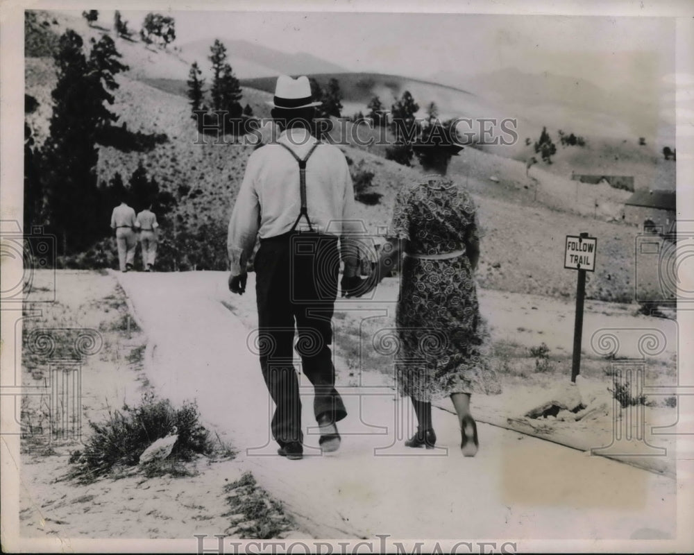 1936 Press Photo Grandpa and Grandma holding hands in Yellowstone Park- Historic Images