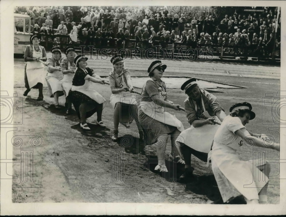 1946 Press Photo Copenhagen Women employees of St Hernen Brewey tug and tug and