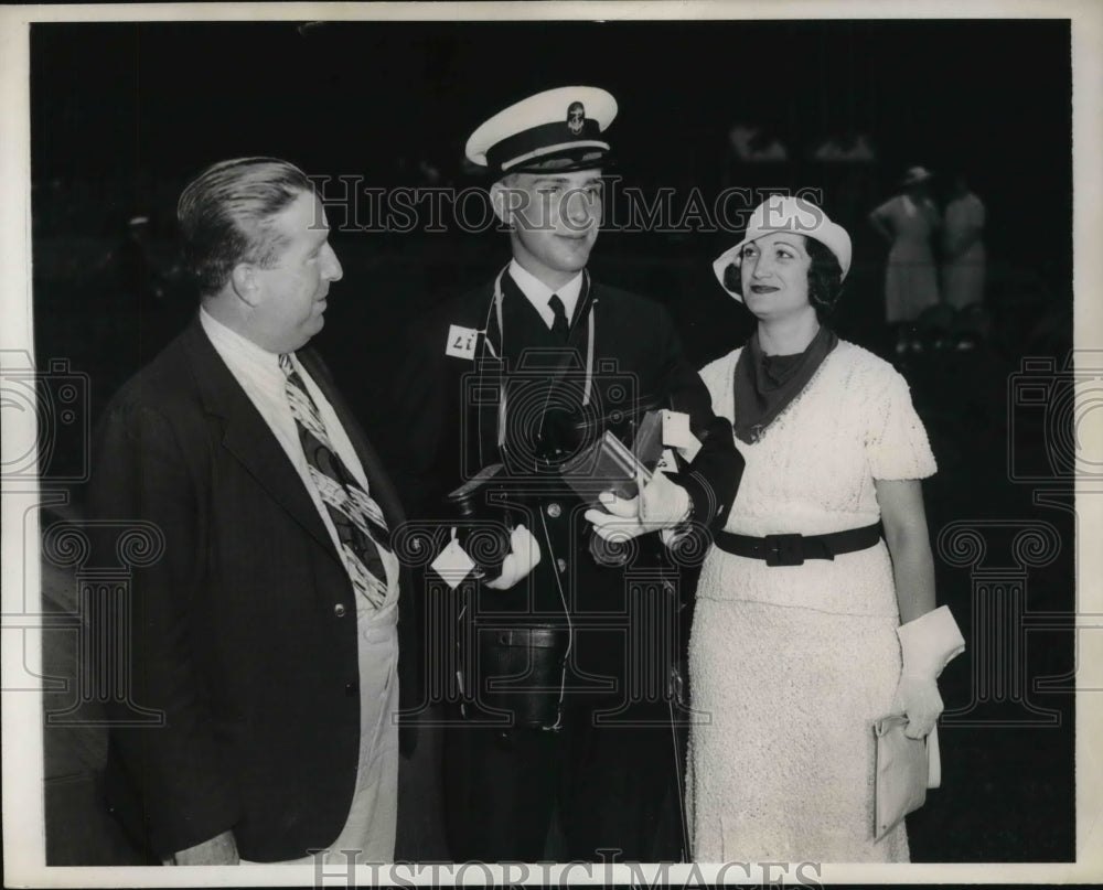 1937 Press Photo Midshipman Jack Obermeyer with his parents at US Naval Academy