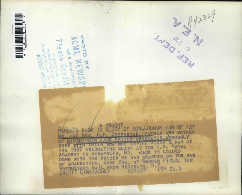 1937 Press Photo Midshipman Jack Obermeyer with his parents at US Naval Academy