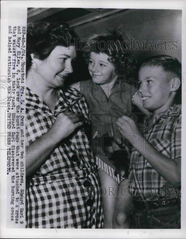 1954 Press Photo Mrs. H.A. Owen with Children Look Over Burnt Cross Remains