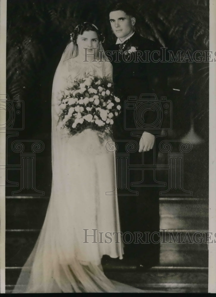 Load image into Gallery viewer, 1938 Press Photo Kenneth Oswald and Bride Paula Slain Along with Hired Help
