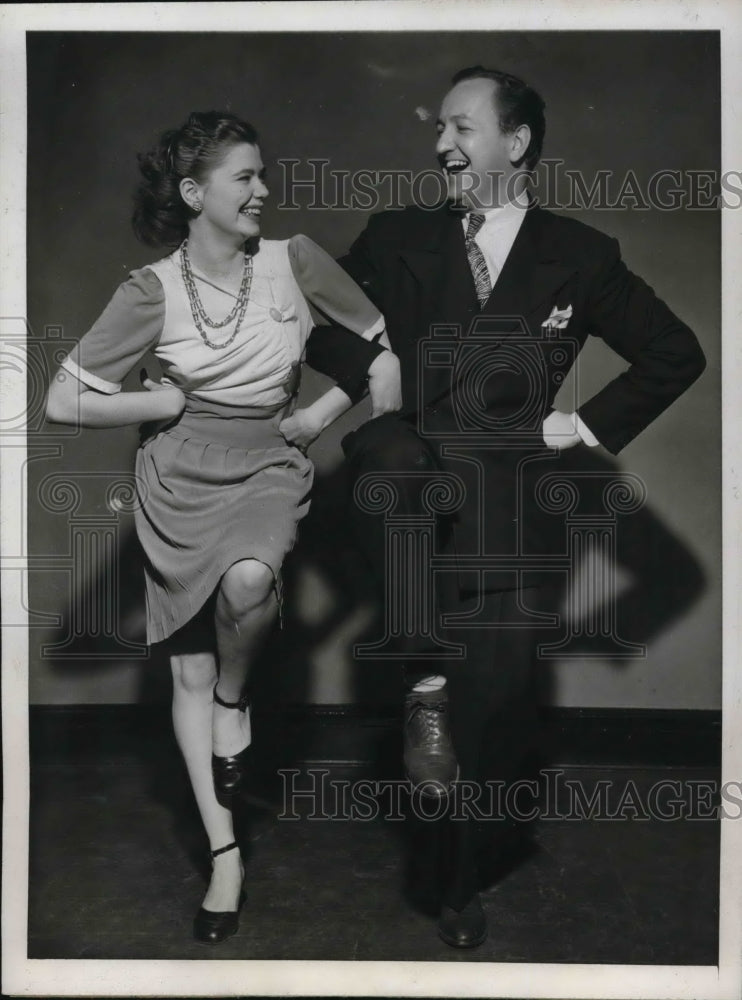 1946 Press Photo Frank Morgan and Phyllis Howes Doing