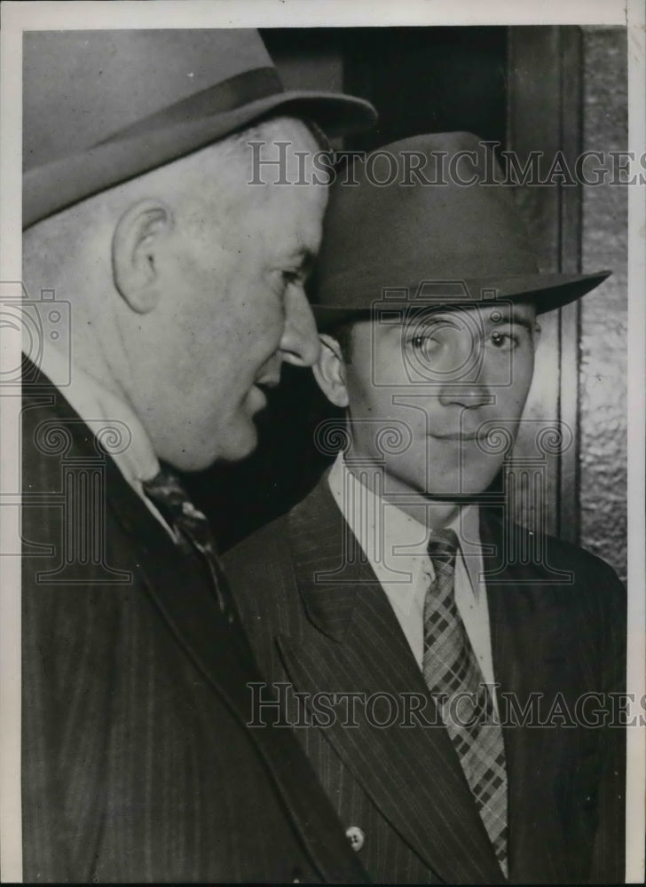 Load image into Gallery viewer, 1940 Press Photo Minneapolis Minn Howard Pierson with Policeman after his captur
