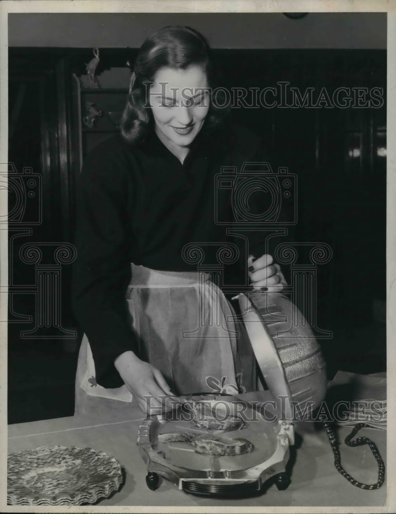 1946 Press Photo Embossed luminum makes this electrical broiler handsome enough
