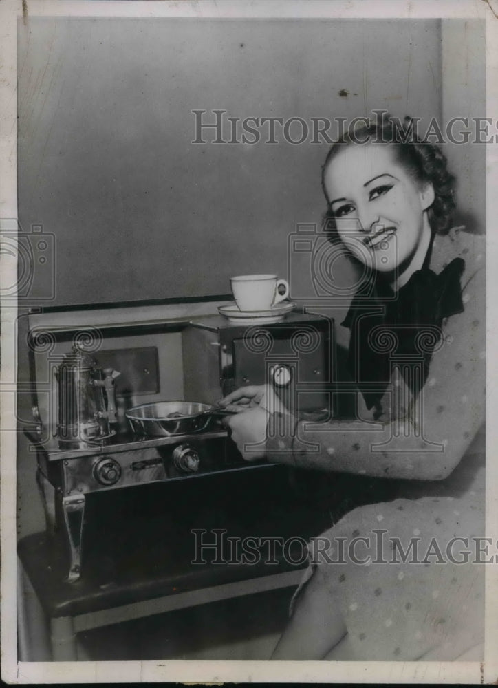 Load image into Gallery viewer, 1935 Press Photo its not much bigger than a doll stove but this electric stove
