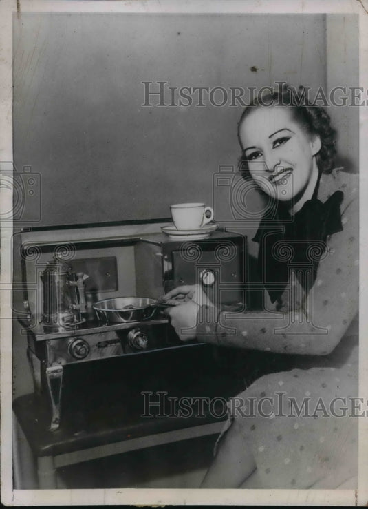 1935 Press Photo its not much bigger than a doll stove but this electric stove