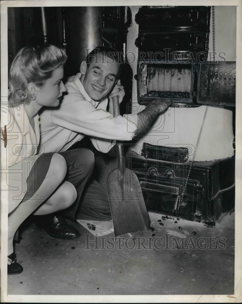 Load image into Gallery viewer, 1942 Press Photo For thousands of families that have switched from oil burning
