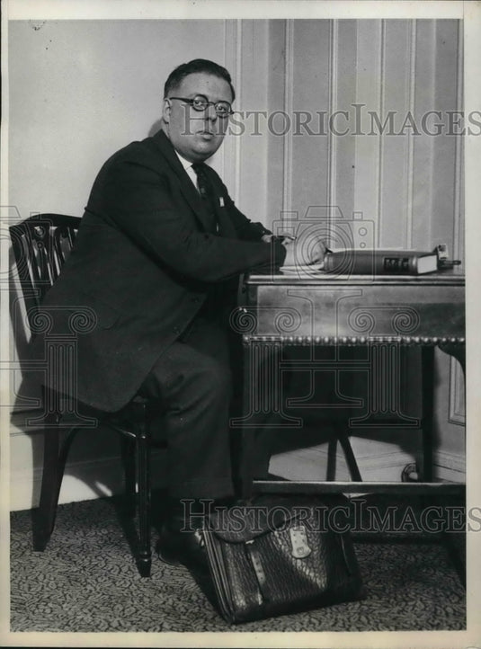 1931 Press Photo Rev. Daniel Sands makes dates for husbands with other women.