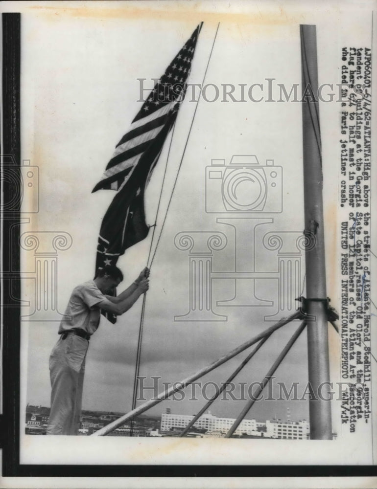Load image into Gallery viewer, 1962 Press Photo Raising the American flag and Georgia state flag to half mast.
