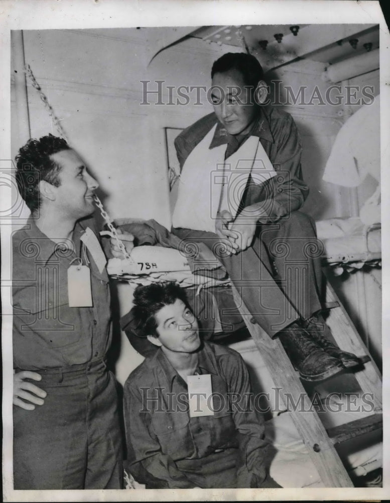 1944 Press Photo Taro Suzuki, Paul Wilk and Noshel Hannah on army ship Acadia - Historic Images