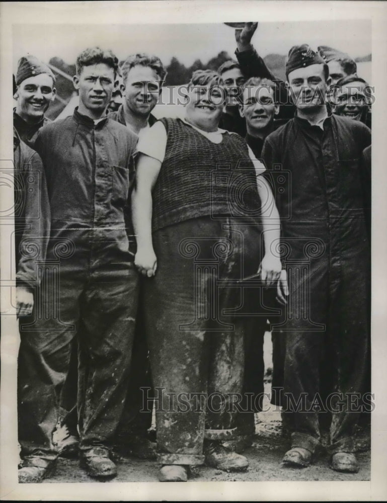 Load image into Gallery viewer, 1939 Press Photo Ten Ton Tony Leonard Cramp at Militia Camp in London
