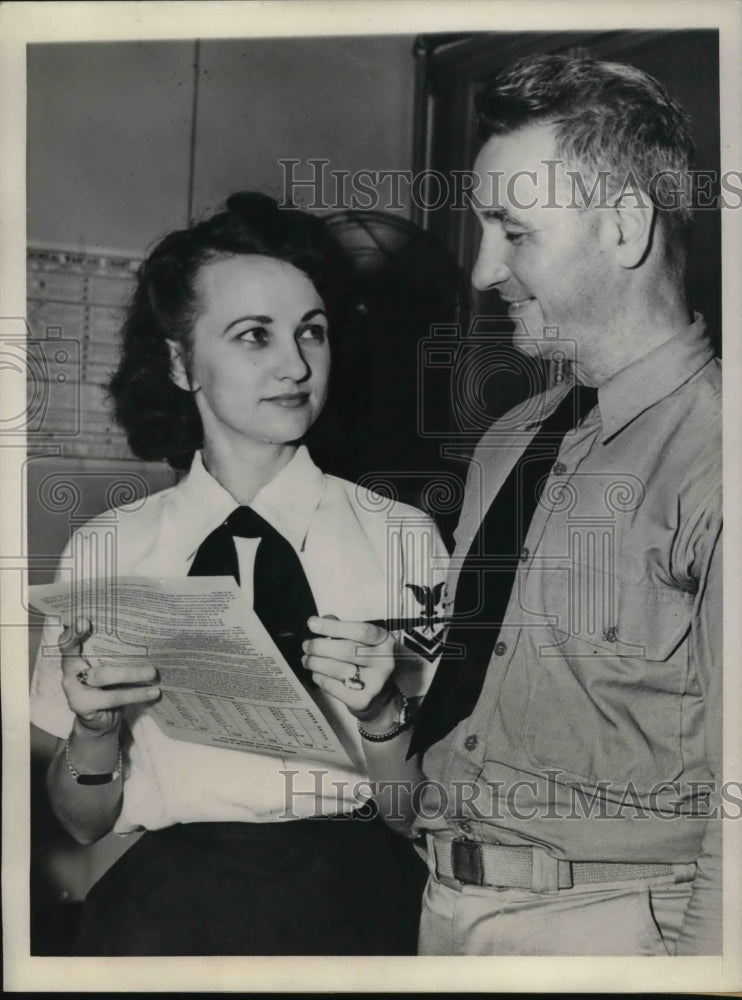 Load image into Gallery viewer, 1943 Press Photo Clarence West with daughter Maxine at Great Lakes Naval Station
