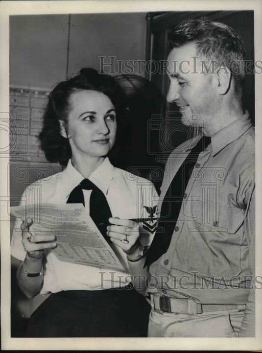 1943 Press Photo Clarence West with daughter Maxine at Great Lakes Naval Station