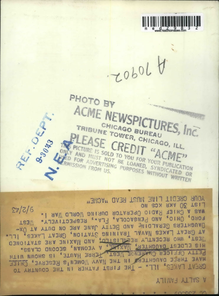 1943 Press Photo Clarence West with daughter Maxine at Great Lakes Naval Station