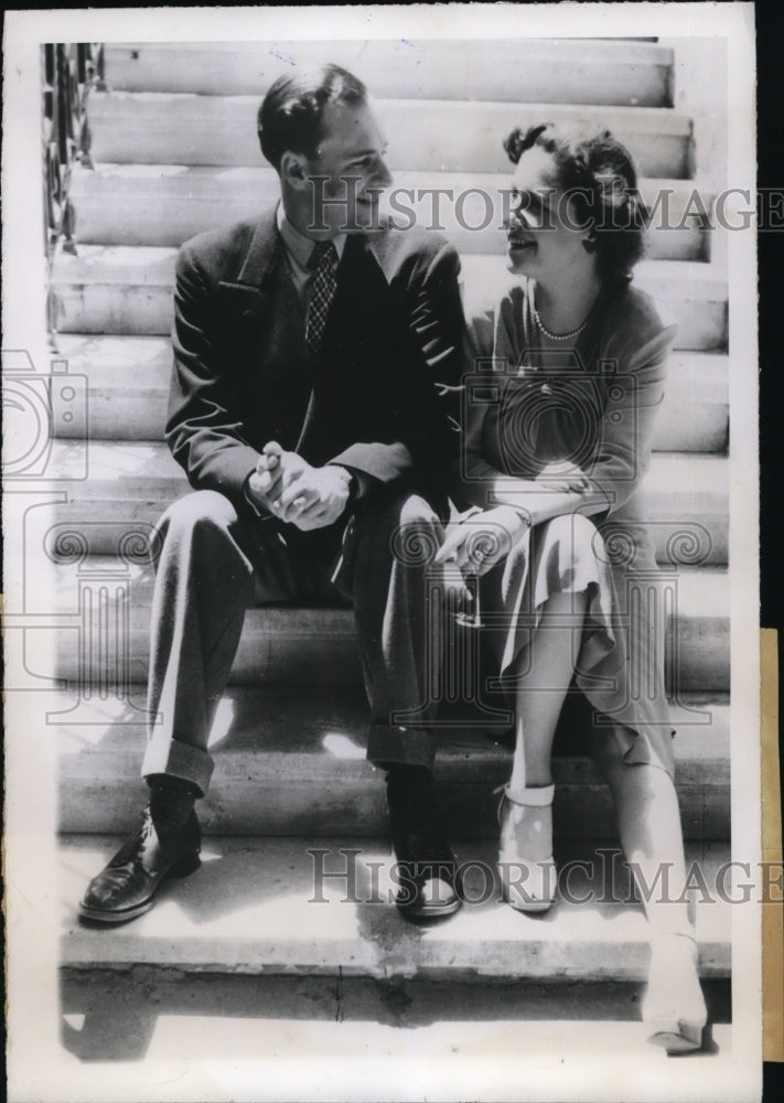 1946 Press Photo Engaged Clair Grece and Countess Virginia Appony in Cairo