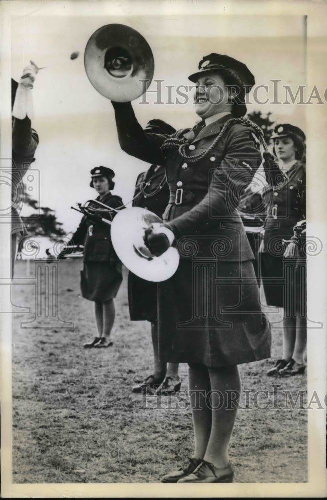 Load image into Gallery viewer, 1942 Press Photo The cymbalist in the W.A.A.F. band evidently enjoys her part
