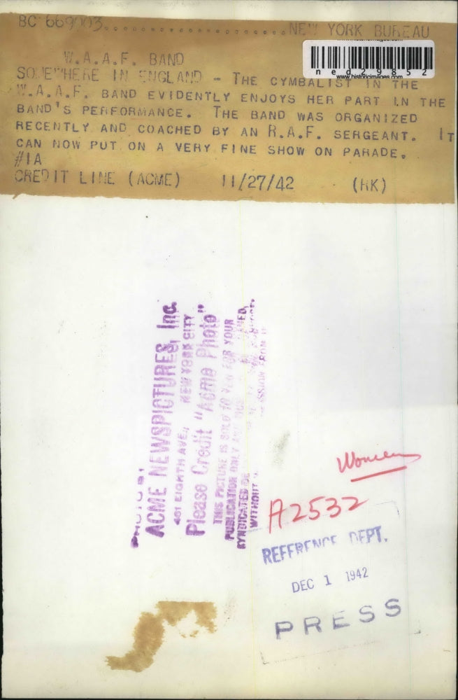 1942 Press Photo The cymbalist in the W.A.A.F. band evidently enjoys her part