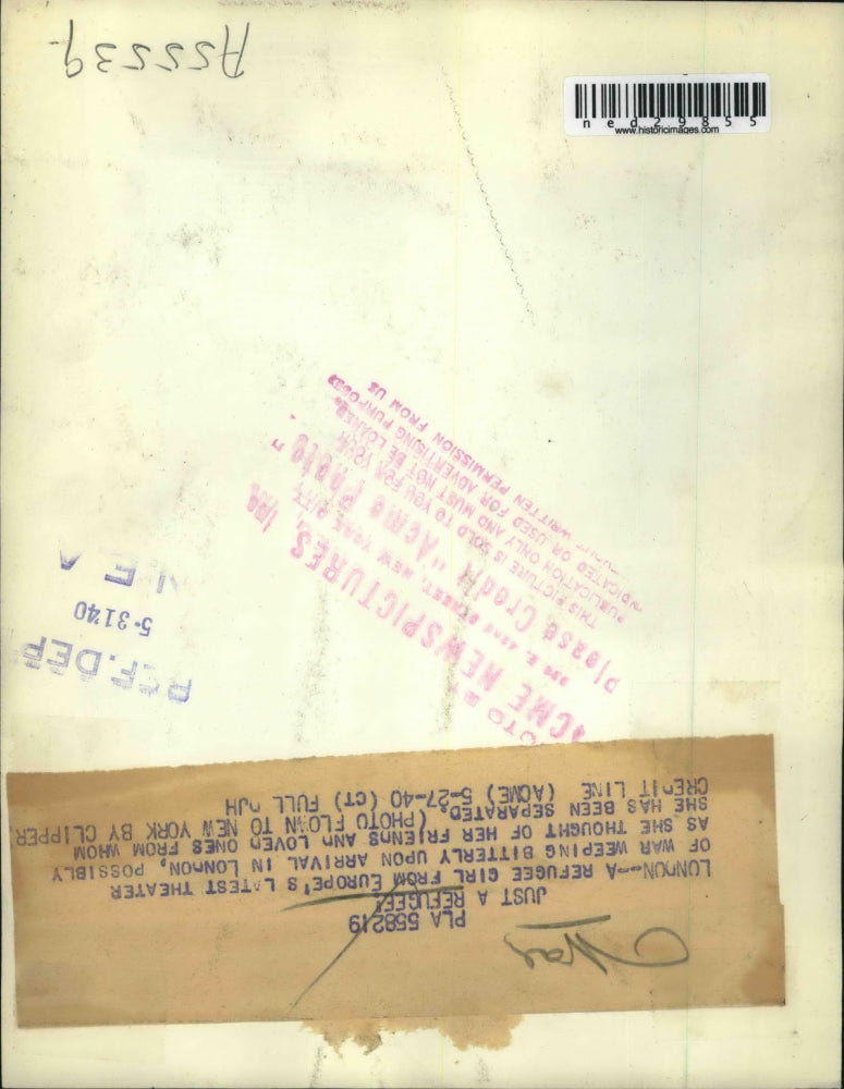 1940 Press Photo A refugee girl from Europe's latest theatre of war weeping