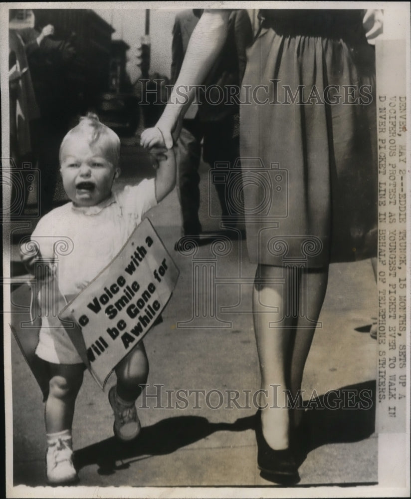 1947 Press Photo Eddie Trunck with telephone strikers in Denver