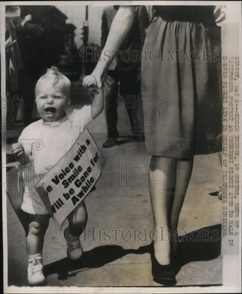 Load image into Gallery viewer, 1947 Press Photo Eddie Trunck with telephone strikers in Denver
