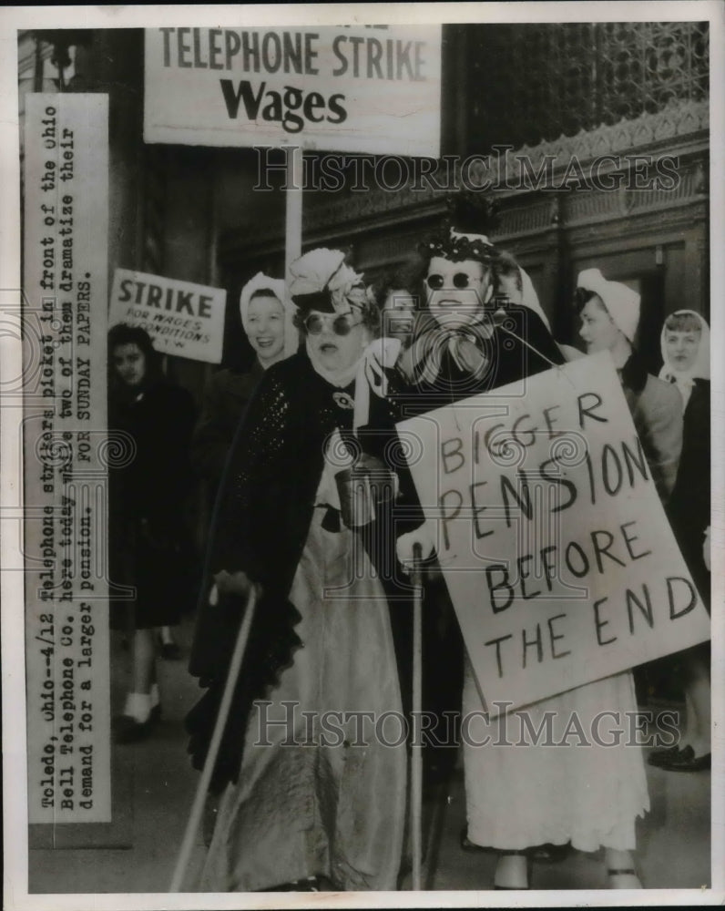 Load image into Gallery viewer, 1947 Press Photo Telephone strikers picket at Ohio Bell Telephone Company
