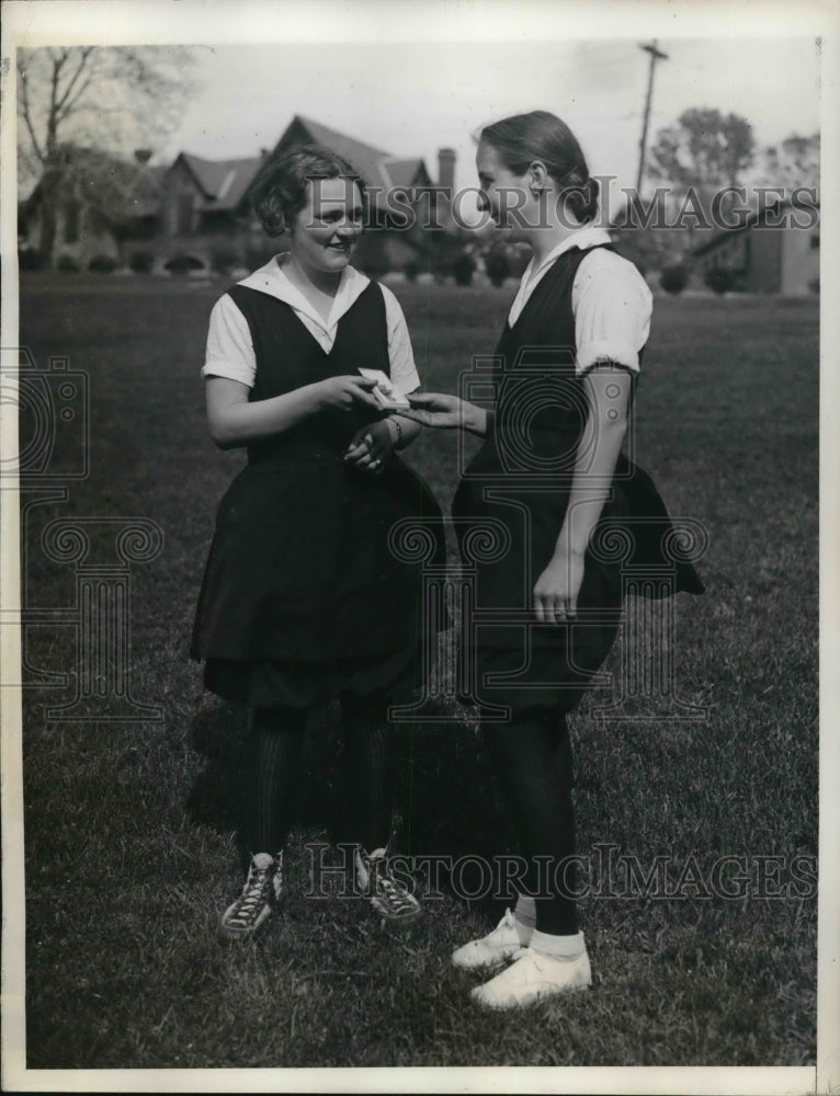 Load image into Gallery viewer, 1934 Press Photo Dorothy Driscoll awards Marcy Raskob with metal for athletics
