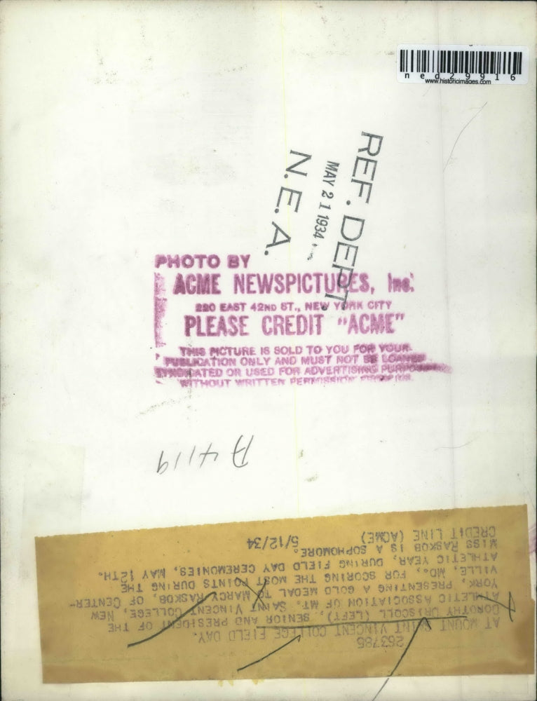 1934 Press Photo Dorothy Driscoll awards Marcy Raskob with metal for athletics